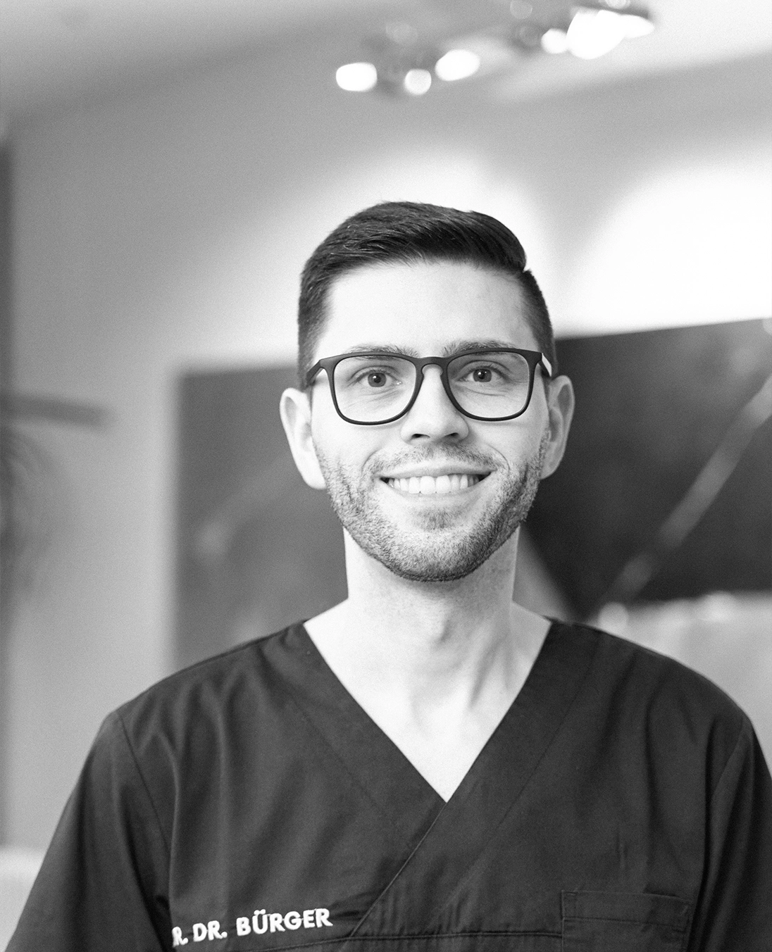 Porträt von Dr. Bürger in Praxiskleidung