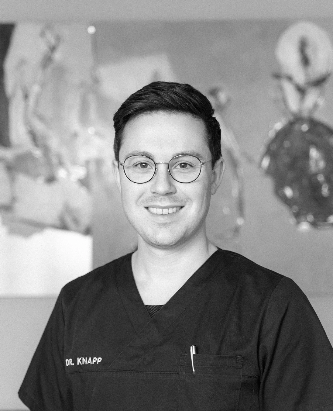Porträt von Dr. Knapp in Praxiskleidung