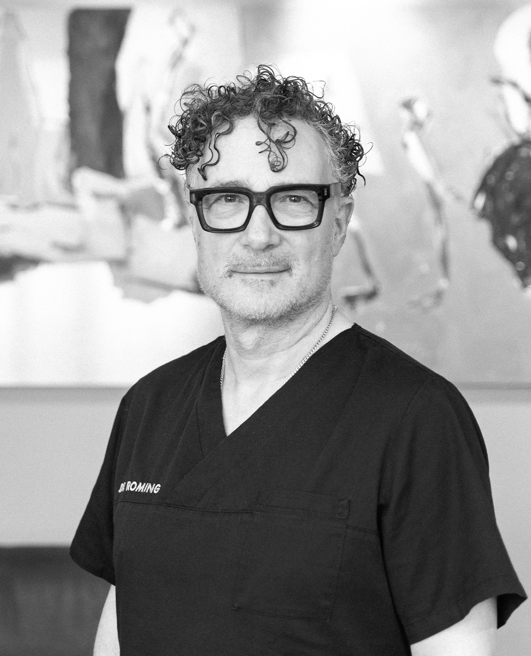 Porträt von Dr. Roming in Praxiskleidung