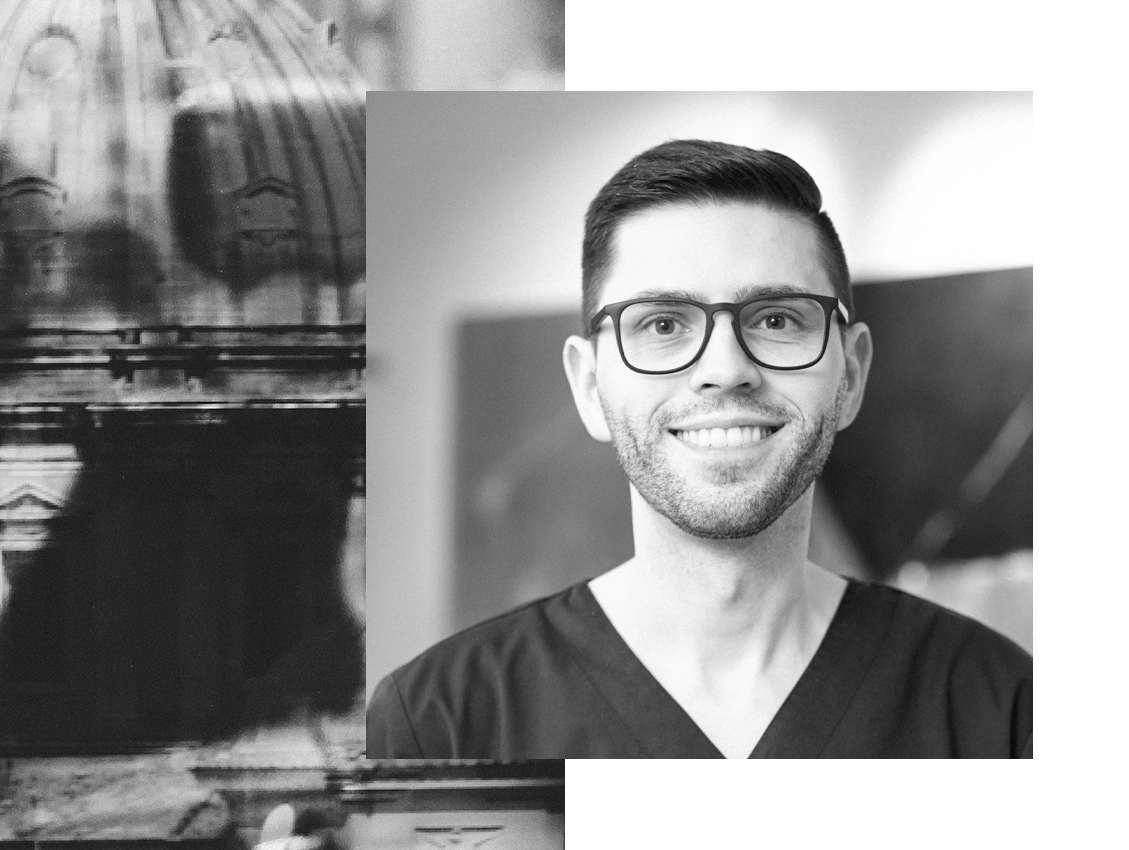 Porträt von Dr. Bürger in Praxiskleidung