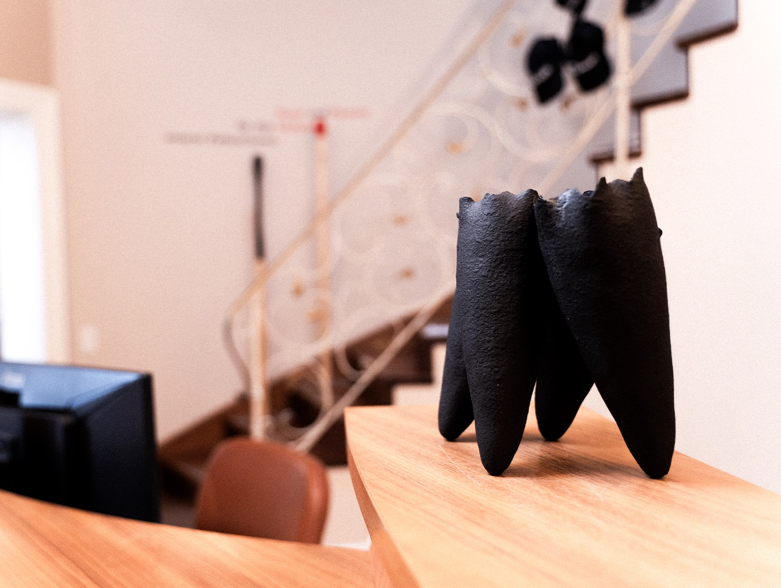 Zahnskulptur auf einem Tresen in einer Praxis