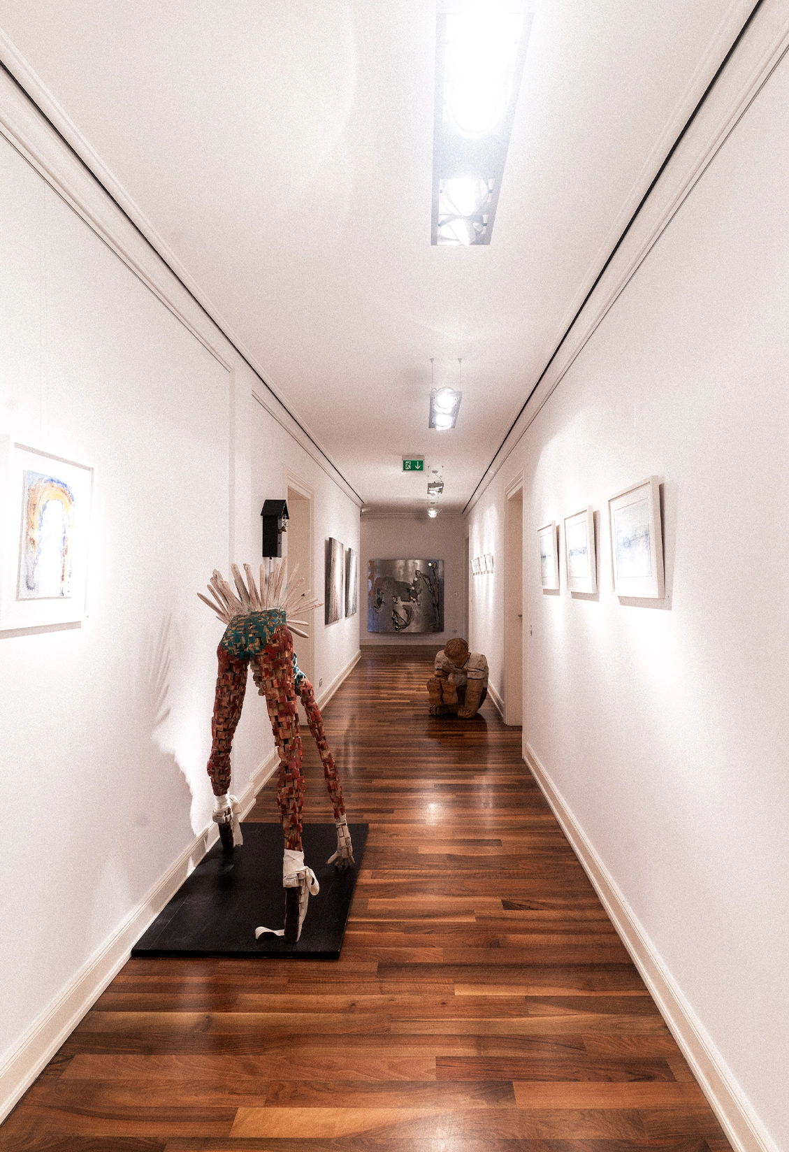 Flur der Praxis mit Kunstwerken und Holzfußboden