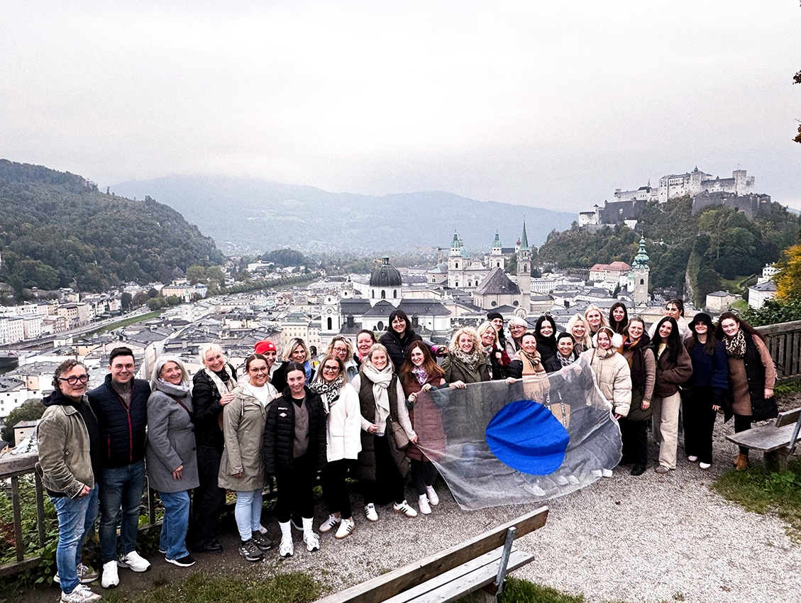 Praxisteam bei einem gemeinsamen Ausflug mit Blick über Salzburg