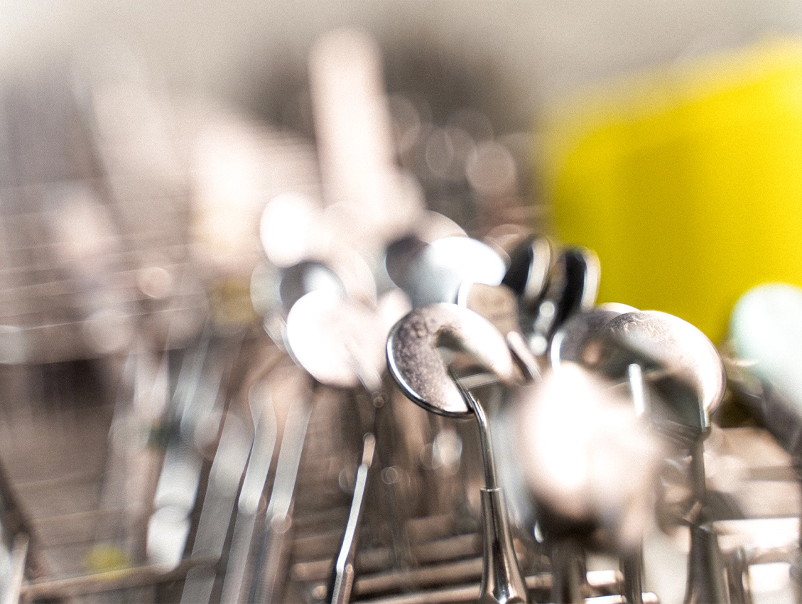 Zahnärztliche Instrumente in der Praxis in Nahaufnahme