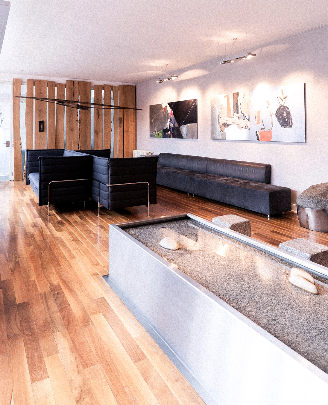 Modernes Wartezimmer der Kieferorthopädie mit Sitzbereich